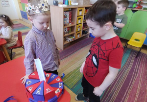 Dzieci składają życzenia Pawełkowi