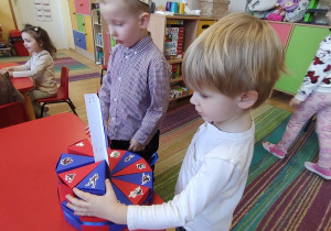 Dzieci składają życzenia Pawełkowi