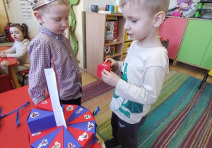 Dzieci składają życzenia Pawełkowi