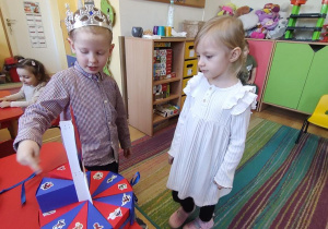 Dzieci składają życzenia Pawełkowi