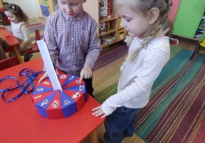 Dzieci składają życzenia Pawełkowi