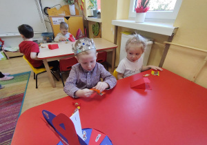 Dzieci zjadają cukiereczki