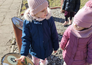 Dzieci rozpoznają tropy zwierząt