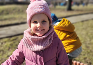 Łucja w ogrodzie Calineczki