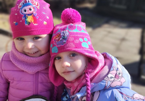 Lilianka i Marysia w ogrodzie Calineczki