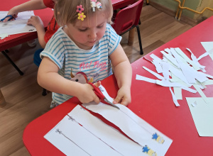 Ćwiczymy wycinanie nożyczkami...