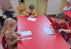 Ćwiczymy wycinanie nożyczkami...