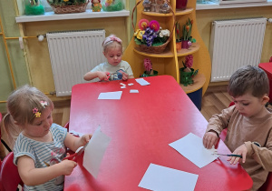 Ćwiczymy wycinanie nożyczkami...