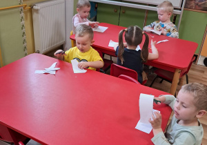 Ćwiczymy wycinanie nożyczkami...