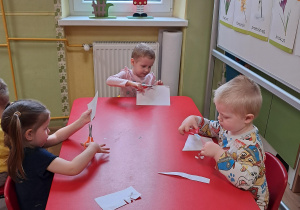 Ćwiczymy wycinanie nożyczkami...