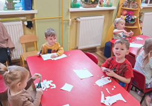 Ćwiczymy wycinanie nożyczkami...