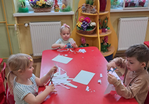 Ćwiczymy wycinanie nożyczkami...