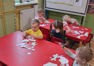 Ćwiczymy wycinanie nożyczkami...