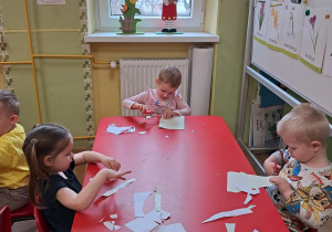 Ćwiczymy wycinanie nożyczkami...