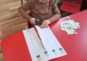 Ćwiczymy wycinanie nożyczkami...