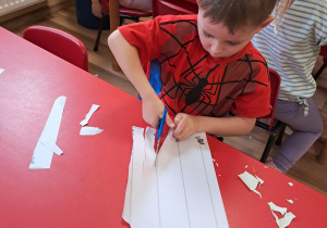 Ćwiczymy wycinanie nożyczkami...