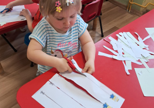 Ćwiczymy wycinanie nożyczkami...