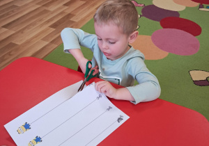 Ćwiczymy wycinanie nożyczkami...