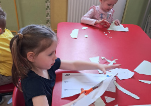 Ćwiczymy wycinanie nożyczkami...