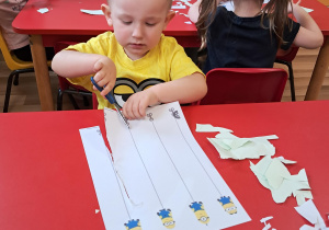 Ćwiczymy wycinanie nożyczkami...