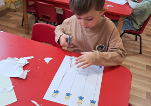 Ćwiczymy wycinanie nożyczkami...