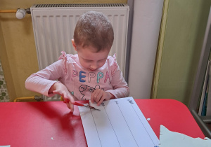 Ćwiczymy wycinanie nożyczkami...