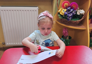 Ćwiczymy wycinanie nożyczkami...