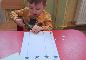 Ćwiczymy wycinanie nożyczkami...