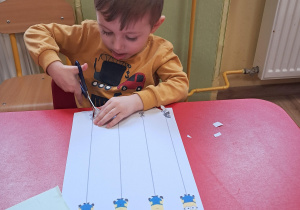 Ćwiczymy wycinanie nożyczkami...