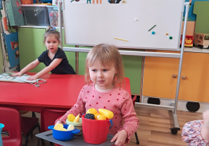 "Zabawy dowolne" w naszej sali...