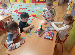 Popołudniowe zabawy stolikowe.