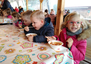 Dzieci zajadają się smaczną zupką