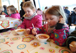 Dzieci jedzą zupę pomidorową