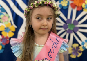 Wiktoria R. Dziękujemy mamie Wiktorii za przygotowanie pięknego stroju dla naszej Calineczki