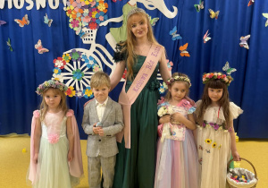 Julia, Lidka, Wiktoria, Adam z Królową Róż