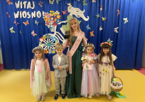 Julia, Lidka, Wiktoria, Adam z Królową Róż