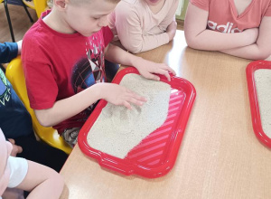 Przygotowania do podjęcia nauki pisania i czytania.