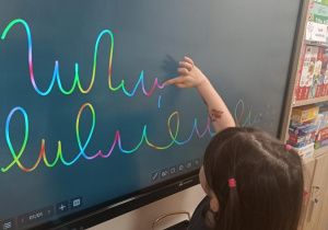 Pisanie wzorów na tablicy multimedialnej.