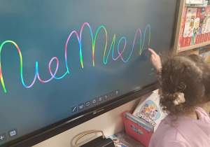 Pisanie wzorów na tablicy.