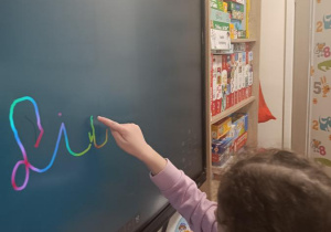 Pisanie wzorów na tablicy multimedialnej.