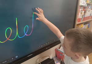 Pisanie wzorów na tablicy multimedialnej.