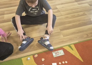 Liczymy pieniądze-zabawy matematyczne.