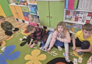 Liczymy pieniądze-zabawy matematyczne.