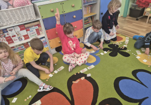 Liczymy pieniądze-zabawy matematyczne.