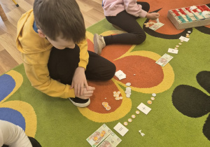 Liczymy pieniądze-zabawy matematyczne.