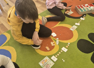 Liczymy pieniądze-zabawy matematyczne.