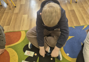 Liczymy pieniądze-zabawy matematyczne.