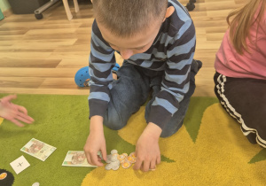 Liczymy pieniądze-zabawy matematyczne.