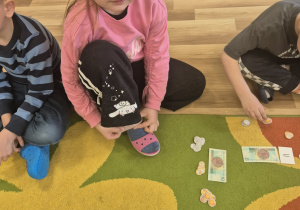 Liczymy pieniądze-zabawy matematyczne.