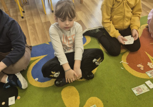 Liczymy pieniądze-zabawy matematyczne.